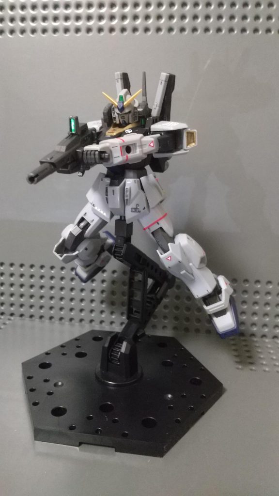 盾受けからの、両手でのカウンター射撃~解説~盾受けをしたのでシールドが壊れました(邪魔なので外した)。Ζガンダム本編で両手持ちでの射撃はあまりなかった気がしますが、せっかくなのでやってみました笑。カメラの角度は、なるべく機体の多くの部分を見せつつ、立体感を出したかったので、斜めから撮影しました。まずはライフルをしっかり両手で保持させます。この時、グリップを握る左腕を、グリップと平行にせず、斜めに取りました。グリップと平行にするとそのままスッポ抜けてしまうので、斜めにしてスッポ抜けを防止しました。ライフルの向きは地面と平行にするやりは、少し下にした方がかっこよかったので若干下向きにしました。右脚は奥行きを出して立体感を、左脚は空間を埋めたかったので、そうなるように見せる面を意識しながら取りました。