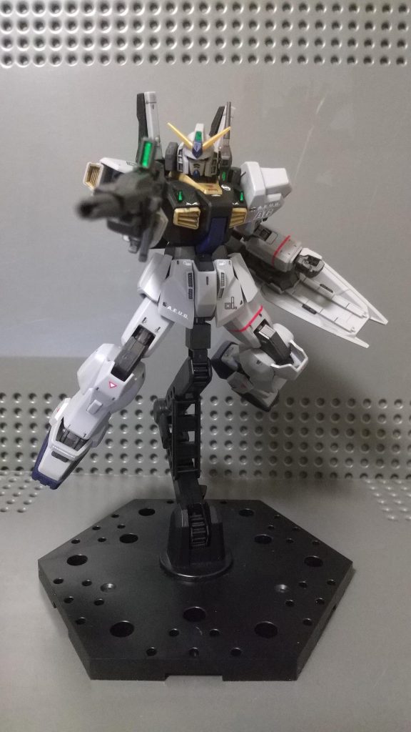 片手の射撃ポーズ~解説~ライフルの先をカメラ側にして立体感を出します。頭もライフルの向きにあわせて調整しました。原作で、シールドを構えながら射撃をすることがあまりなかった印象を持っていたので、前に構えず肘を曲げて、シールドで空いた空間を埋めるようにポージングを取りました。