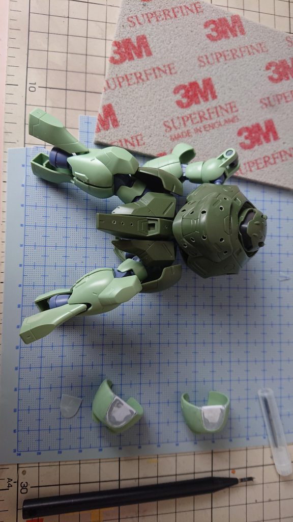 プラ板で肩部分を作成しました。ホームセンターで買ってきた杭の一部分をボタンとして使用してます。