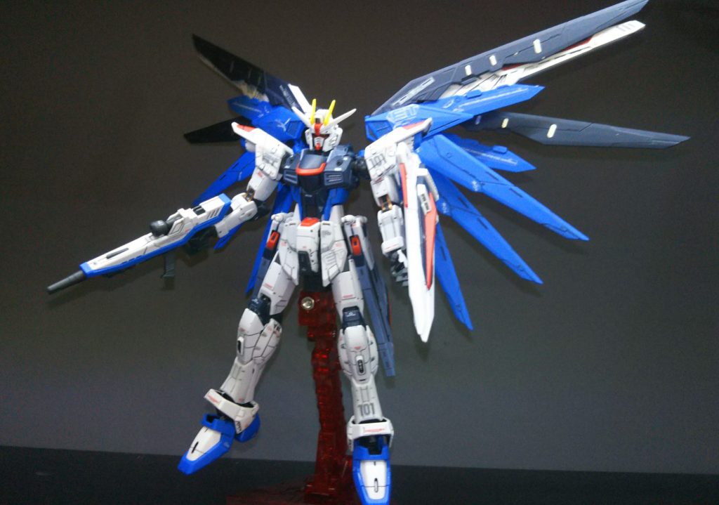 背部ウイングの重みで、スタンド無しでは自立が難しい…νガンダム以降で大体のガンダムで発生してるよなぁ…Vガンダム系か鉄血系でしか解決してない気が…スタンドも売れるからB社的には…かな?
