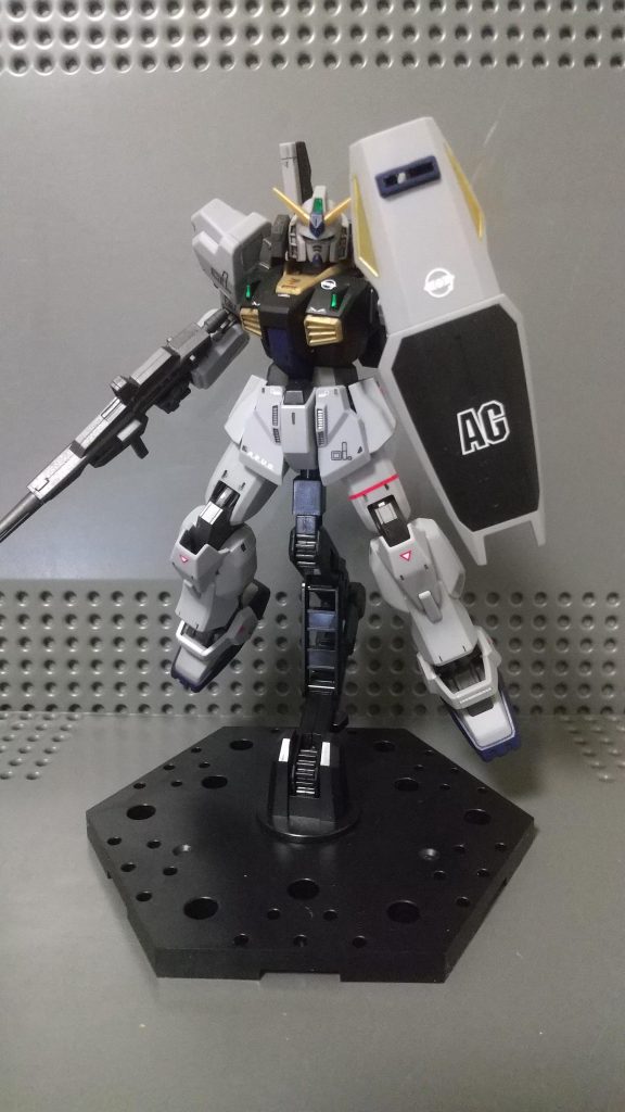 宇宙空間での盾受け~解説~Ζガンダムのop2の最初の盾受けから着想を得て、自分なりにポージングを取りました。イメージとしては、攻撃を受ける直前って感じですね。宇宙空間なので足の裏を土台と垂直にならないように曲げ、左右の脚が同じ向きにならないようにしました。盾受けをしている印象を持たせるために、シールドを正面に向けつつ、空間を埋めました。ライフルを持っている右腕は、盾受けをしたさいに、ライフルにダメージを負わせないようにするため、シールドから遠ざけつつ、余った空間を埋めるようにしました。