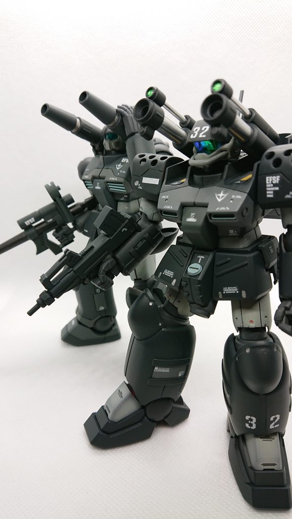 31番機(ガンキャノン)と前方の敵陣地に火力投射中、敵との距離が近付いたらブルパッブマシンガンで牽制しつつ後退！