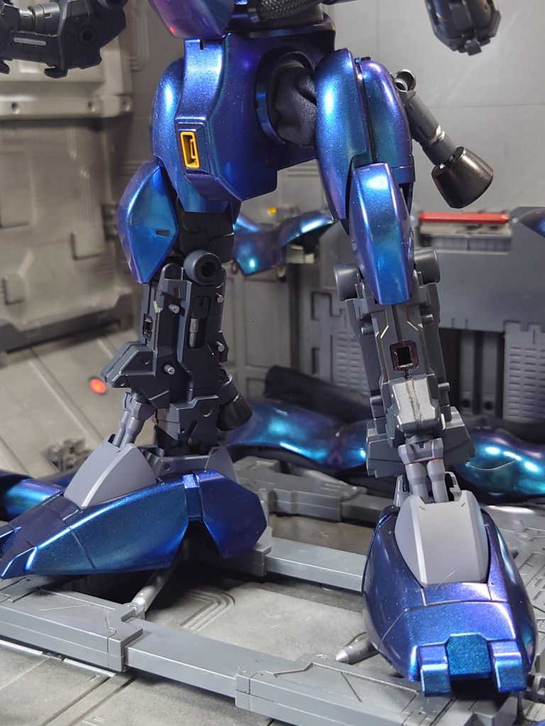 脚部は元から設定画に近いので、少しだけディティールを追加。