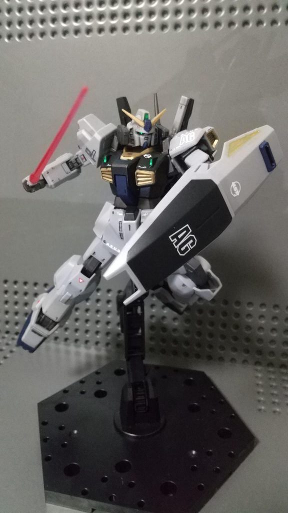 シールドを構えつつ接近シナンジュスタインの説明書のポージングを参考にしました。シールドとサーベルで奥行きを出し、立体感を出すのが重要だと思います。