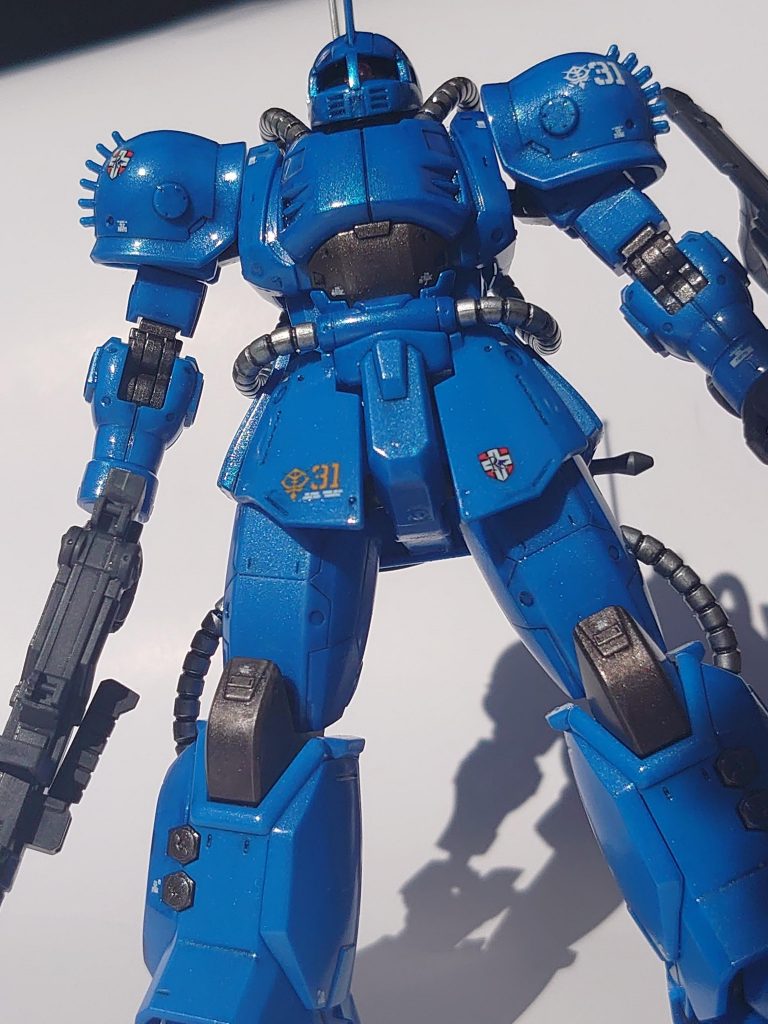 クレオスのメタリックブルー、GXメタルブルー、GXメタルダークブルーのどれで塗るか迷ったのですが、メタリックブルーにしました。関節は焼鉄色、武器はアイアンです。トップコートの時に落としてしまう致命的な失敗をしました。リカバリーしたもののミスの跡は消しきれず…