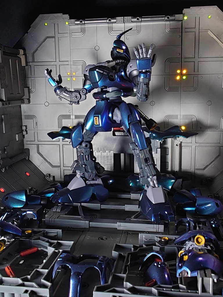 やべーっ、装甲のテカリが目が光ってるみたい。さて、ケンプファーは無事に出荷されました。次回は工作の時間?