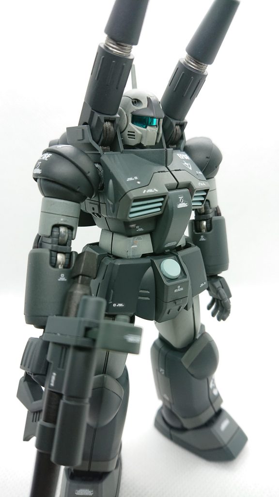 常々この連装砲の弾薬はどこに格納されているのか疑問です。しかもザクのマシンガンと同じ発射レート、しかも液体火薬でケースレスというとんでも武器です。