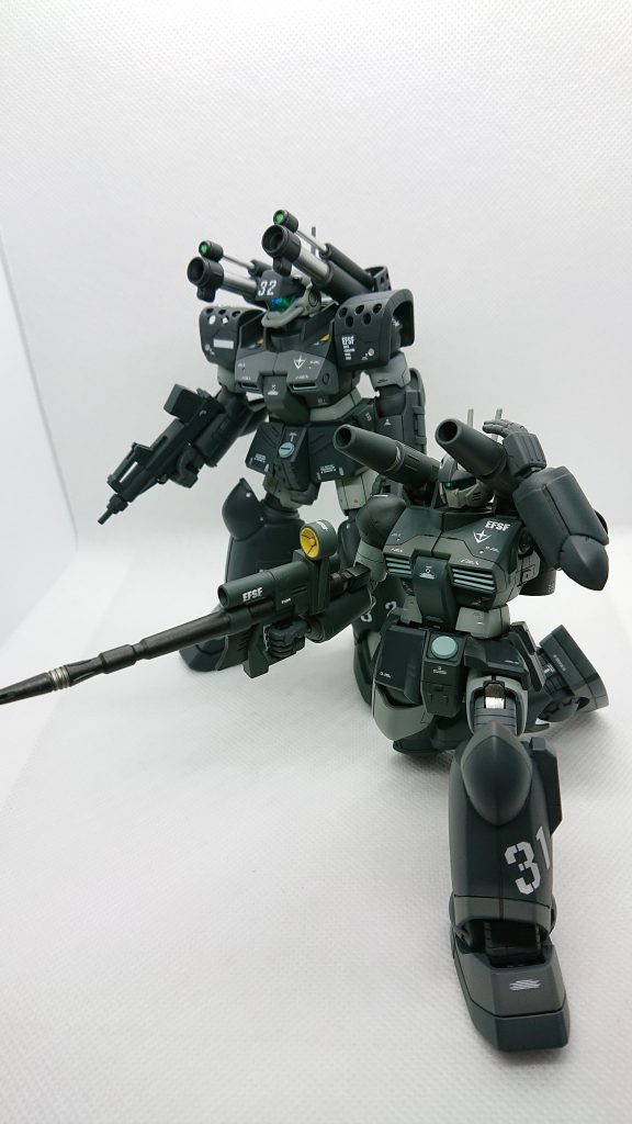 同時製作の量産型とツーショット、前方の陣地に火力投射中です。