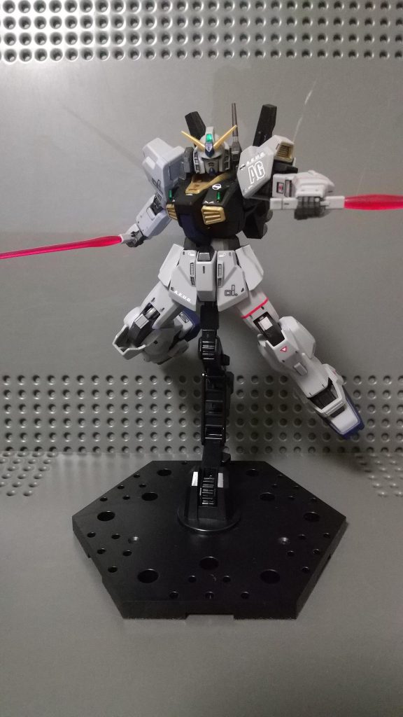 サーベル二刀宇宙世紀シリーズではほとんど見ない持ち方ですが、上手くきまってると思います。サーベルとかの格闘武器は持っている腕に対して、脚でバランスをとることがホントに大事ですね。