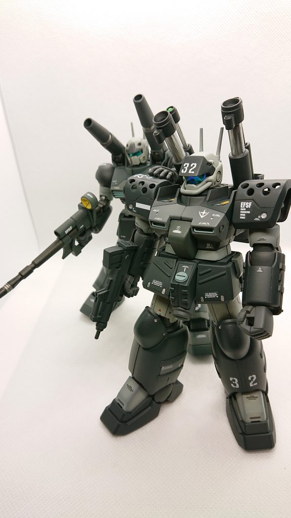 接触通信で何やらやり取りしています。砲身の根元にシリンダーを追加しようと思い、材料を集めましたが、現用の砲にそういったものが見当たらないということで却下しました(本当は技量不足)アルミパーツは金属磨きのシートで研磨しました。