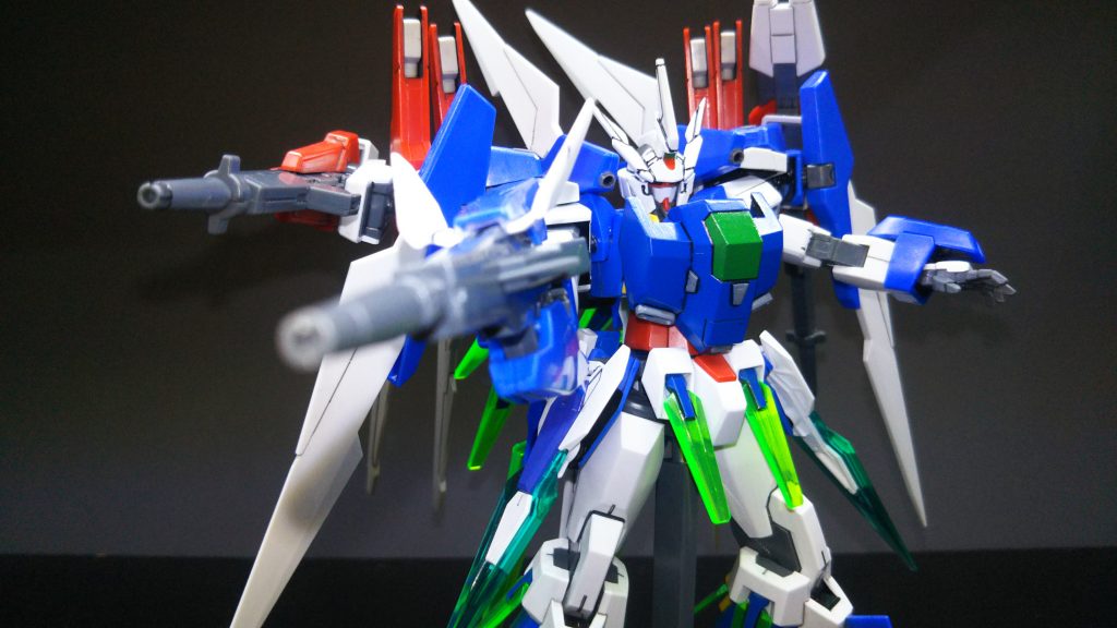 肩のユニットはダブルオー方式で背中側で接続してます。重武装になっていった関係で胸部分が薄く感じてしまい、パーツ追加してます。こちらは着脱可能です。ちなみにHGラゴゥの一部です。