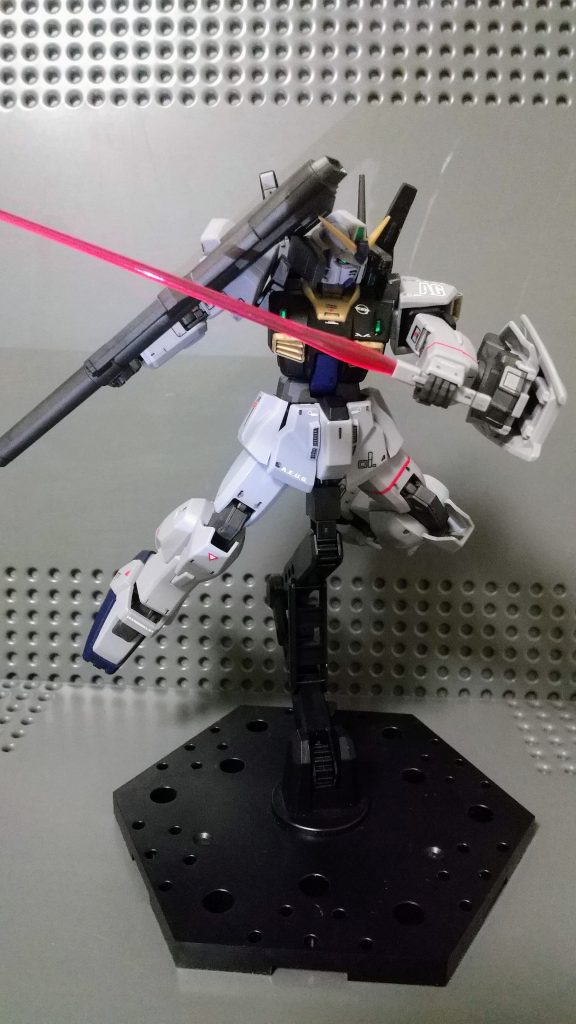 ハイパー・バズーカを持ちながら切りつけライフル装備の画像もありますが、自分はライフルよりバズーカ派なのでこっちにさせていただきます。カッコいいポージングのコツで、重要なのは武器を持っている腕に対して、脚のバランスを上手くとること(N回目)だと思います。コメント欄であなたのポージングのコツを教えていただけると嬉しいです!次回はMk-IIと前回のジムⅢのミサイルポッド装備のものを投稿したいと思っています。それではまたバイバイっ!!