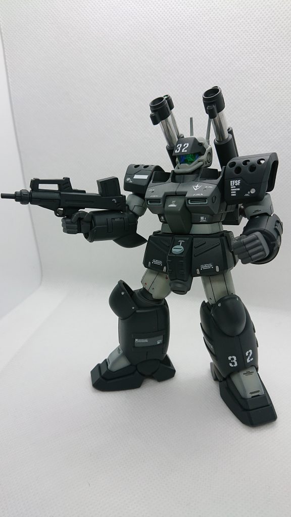 肩アーマーも内部フレームを削りこんでアトハメ加工しました。はめる際に片方真っ二つに…。塗装を終えていたので変な声が出ました。