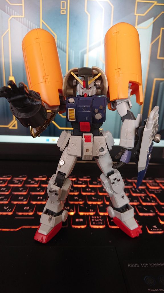 ①ノーマルポジション通常モード。コストコとかこの格好で出撃する。肩の突起が邪魔くさい。 