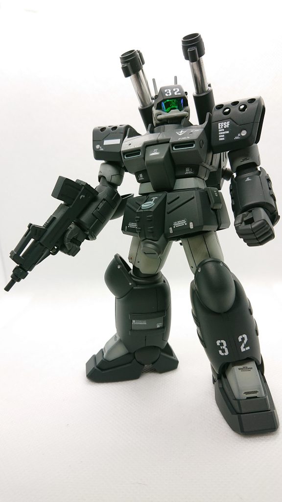 可動はイマイチですが、スタイルはガッシリ、どっしりしていて好みです。塗装もグレーを何種類か用意して装甲の分割を意識して塗り分けてます。