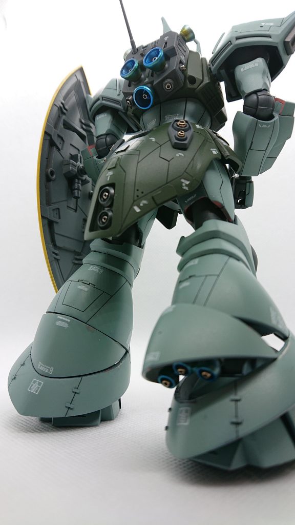 右側後方から煽りで。今作一番の見せ所、ふくらはぎの開閉ギミックです。脚部のバーニアが連動し露出します。こいつには苦戦しました。スジボリを終えてから開閉できないかと考え、タガネで分割、内部バーニアを取り付けるPCにランナーのコーナーを取り付け、この端末に分割したパーツを瞬間接着剤で接着。後はPC接続したランナーの手前をパテで太らせ、開口しバーニアを取り付けました。バーニアの塗装もシルバーで塗装しクリアーイエローとクリアーブルーで、これは初めてやってみましたが加減が難しい。