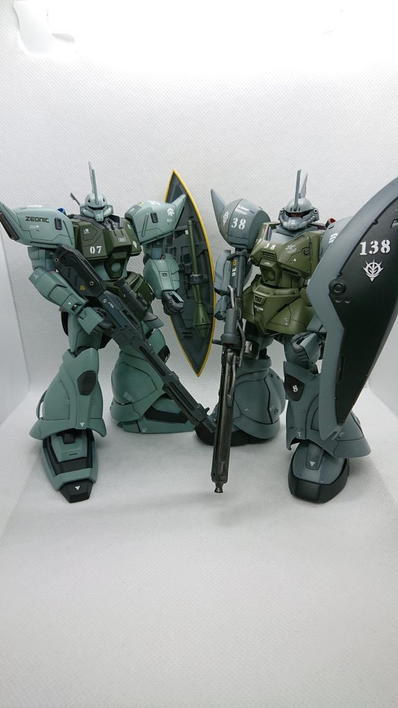 ゲルググマリーネとツーショット、勝手に似ていると思っていました…。並べてみると所々似ている意匠はありますが、これは別物ですね。