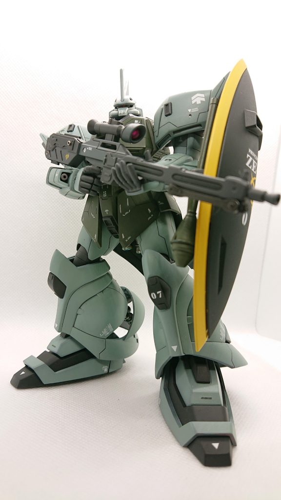 ビームライフルを構えて。古いキットということで、可動はイマイチです。そこで今作は両肩をボールジョイント化、足首をダブルボールジョイント化してみました。肩が前に可動するようになり、自然にビームライフルを構えられ。脚部の接地性がかなり向上しました。太腿は貧弱に見えたので2mm幅増ししてみました、どっしりしたスタイルになったと思います。