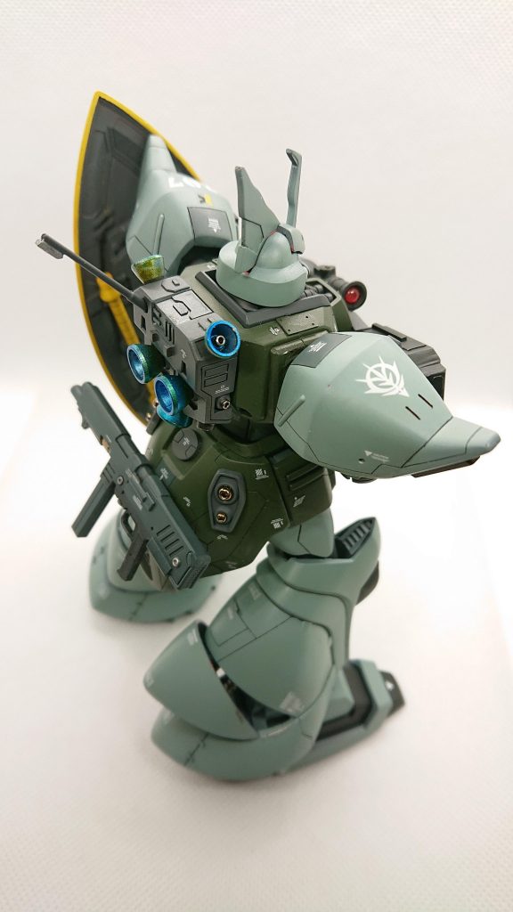 右側上方より、今回は肩部のスジボリも頑張ってみました。トンガリに向かって引いてある線は個人的に上手くいったと思います。膝装甲の内側には結束バンドでディテールを追加しました。ビームライフル、マシンガンどちらもネオジム磁石で腰部にマウントできます。交戦距離で武装を切り替える設定です。