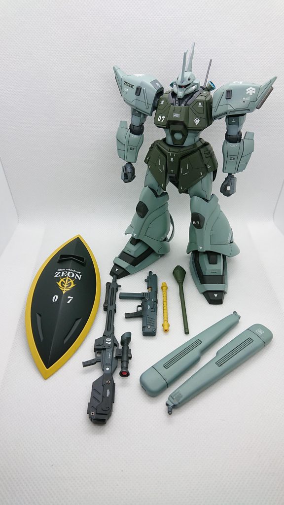 各装備品と、ビームライフルもMMPマシンガンもグレーを数色使用し塗り分けしました。スコープ部にクリアーパーツを使用。シュツルムファウストは今回はOD色、当然近接戦闘もするだろうとナギナタも追加してます。どちらも盾の裏側にマウントしてます。