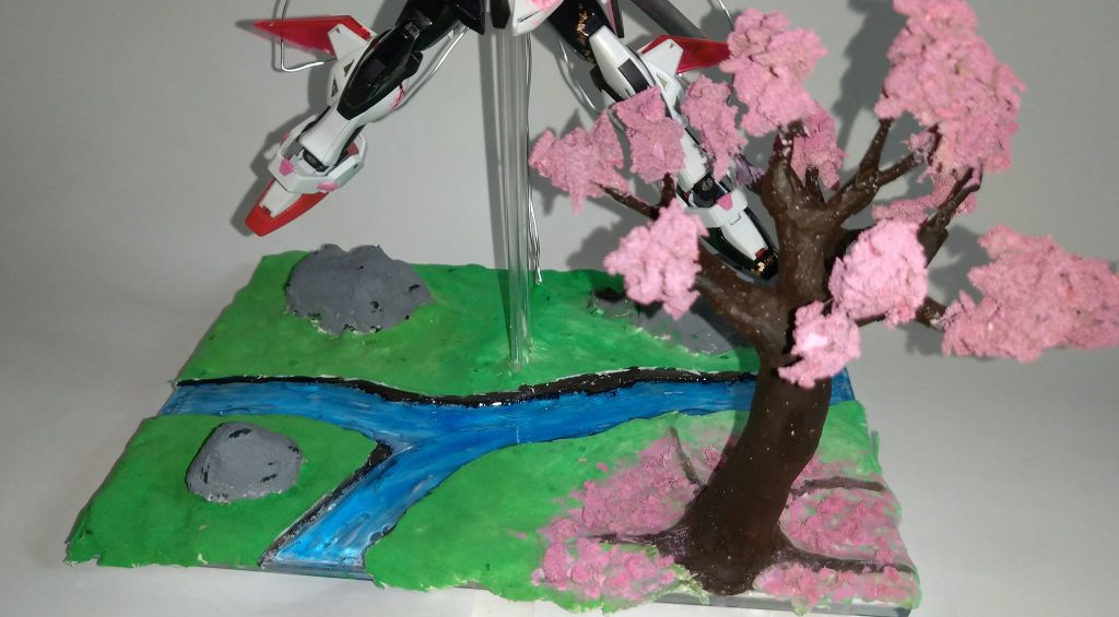 桜の木は針金を芯に粘土で製作。花はスポンジに色をつけて再現しました。川はレジン、岩や地面は粘土です。