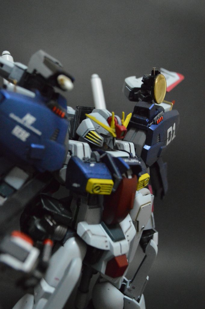 残念ポイント2 肩が箱絵と違って真っすぐGP02の肩関節を移植し、前後にスイングできるようにしました