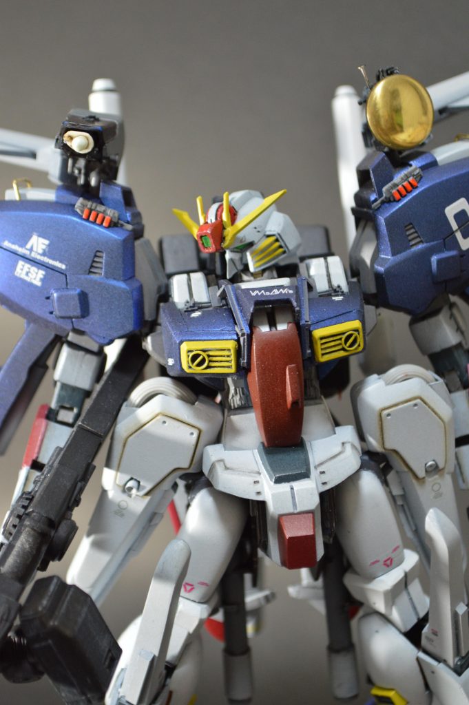 胸上面の丸いラインが精悍さを損なっているように思えたので、切り欠いてディティールマシマシに