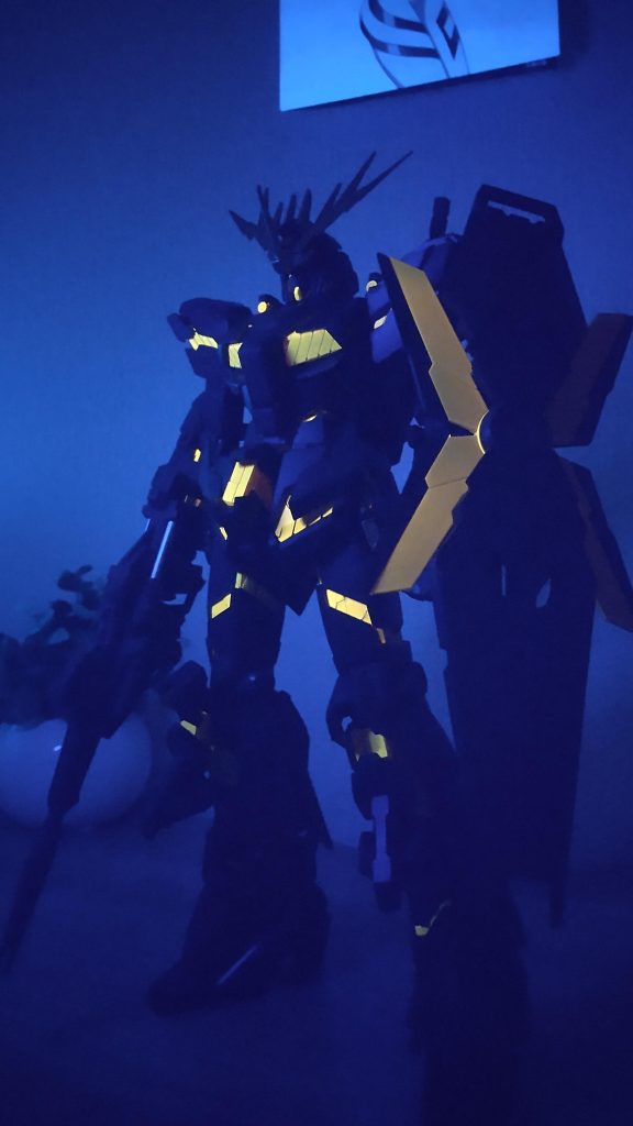 蛍光塗料を使ったので全身のサイコフレームが光りますが写真撮るのってほんとうに難しい