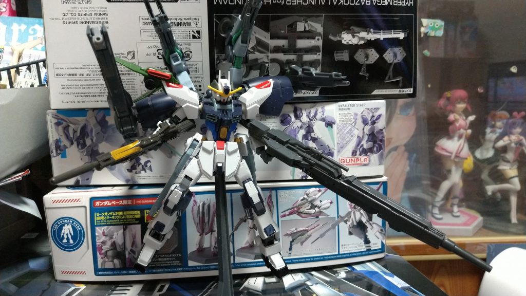 換装する事に右側の武装が変わるのも特徴。中には戦闘中に武装変更できるのも存在する。リベラティオの後継機だけあって大型アームユニットももちろん使用可能。写真には無いが拠点攻略ユニット[リーベタス]も使用可能となっている。ちなみに機体名のトリスティティアはラテン語でﾞ悲しみ゛を意味する。戦争から生まれる悲しみを断ち切る為の機体の意味を込めて名付けられた。