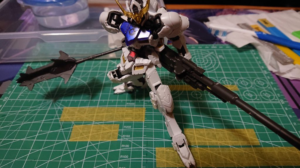 合わせ目消しなどの表面を綺麗にする処理は行わず、むしろニッパーで合わせ目部分を破壊しにいきます。(ニッパーは破壊用で600円の安物)