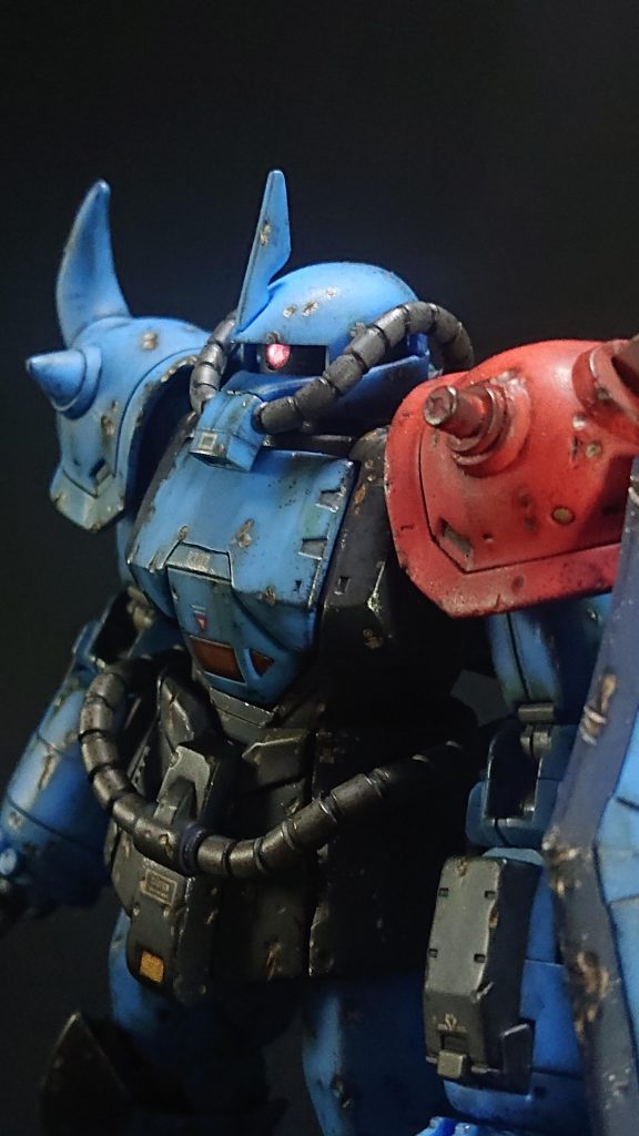 ウェザリングは、ブラック、ブラウン及びオレンジ系などのウェザリングカラーをスポット的に数層重ねてから、ブラック及びシルバー系の水性塗料でチッピングをしています。仕上げにはウェザリングマスターのオイル、ススやサンド系を使用しました。