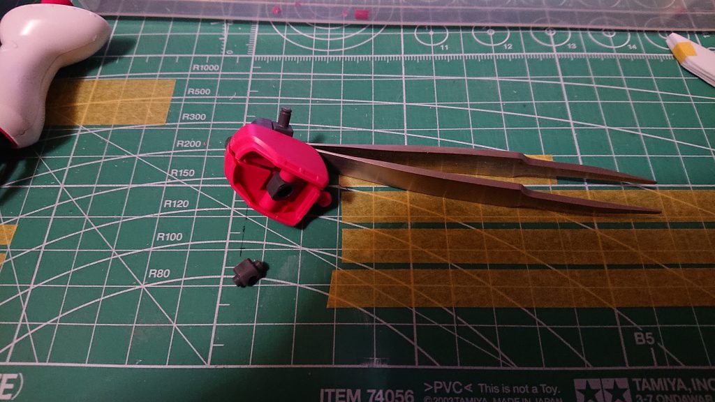 ビルドダイバーズのゼルトザームアームを使って、腕の延長と掌巨大化したかったためポリキャップを入れ換え。1mmほど隙間が出来るので、プラ棒で埋めます。