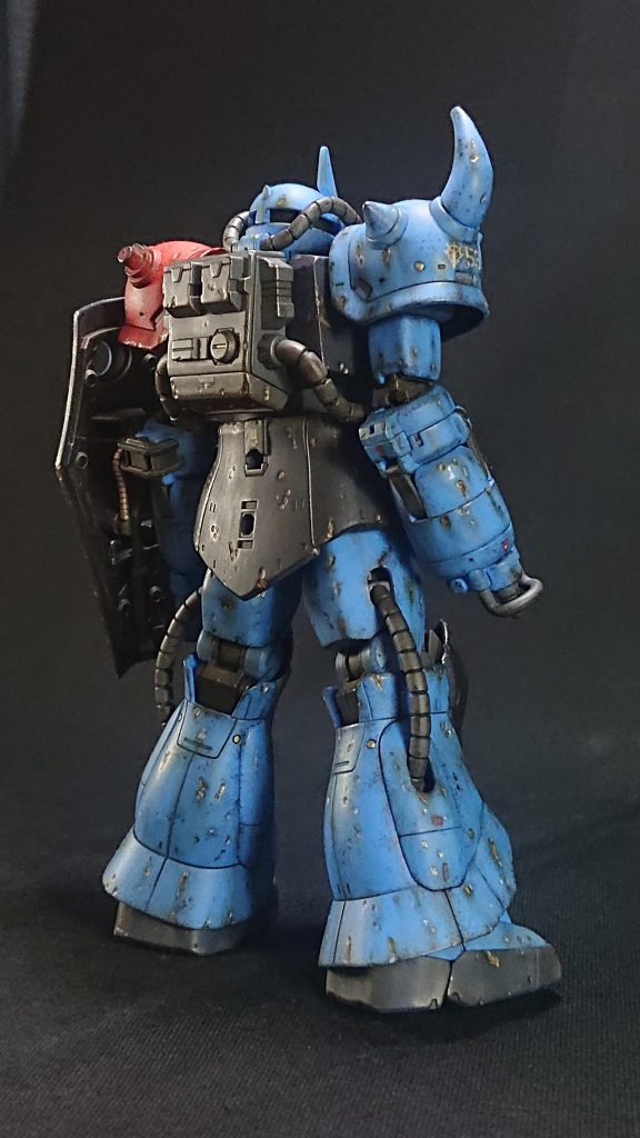 キットの改修点としては、実験機らしさを表現するためにショルダーアーマーのスパイク部を省略化する改造をした後、オレンジ色に塗装しました。モノアイは Hアイズを使用しています。あとは少しだけディテールアップ及び部分塗装をしているのみで、基本的には成型色にウェザリング仕上げです。