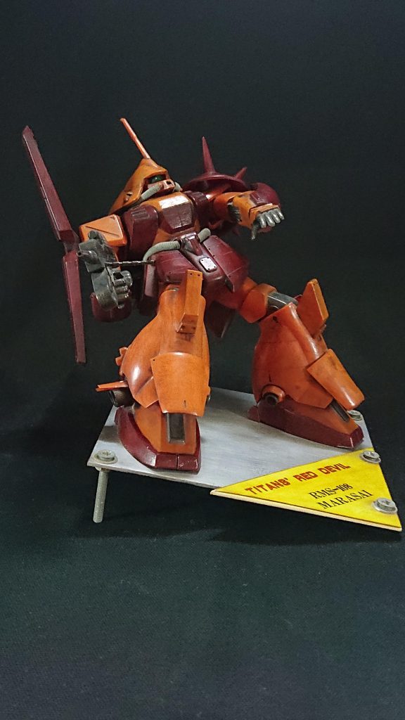飾り台はプラ板で製作、ネジを使って角度をつけたり、キットを固定しています。ネームプレートには、当時流行していたインレタ(インスタントレタリング)を使いました。マラサイのキャッチコピー「TITANS’ RED DEVIL!」は当時のアニメ雑誌に載っていたものだと思います。