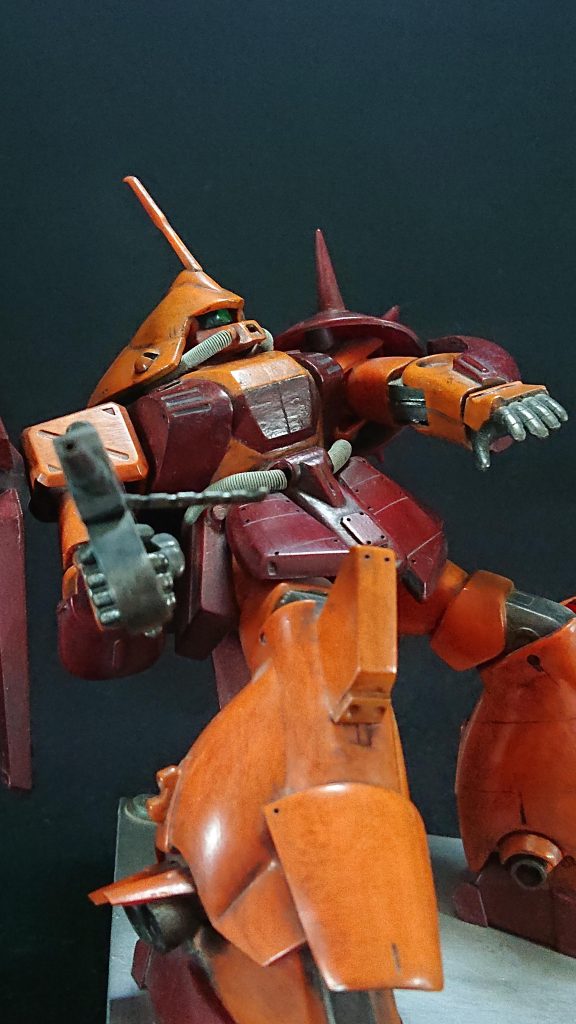 足首の前部アーマーは切除して、プラ板をヒートプレスして自作したモノを取り付けています。動力パイプは黒色のスプリングを使用しましたが、経年劣化で錆びて白化しています。