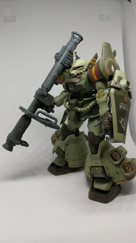 グフフライトタイプの胸部の色がディープグリーンでしたので、リアルタイプザクっぽくならんかなぁと、ザクカラーの配色で塗装してみました。