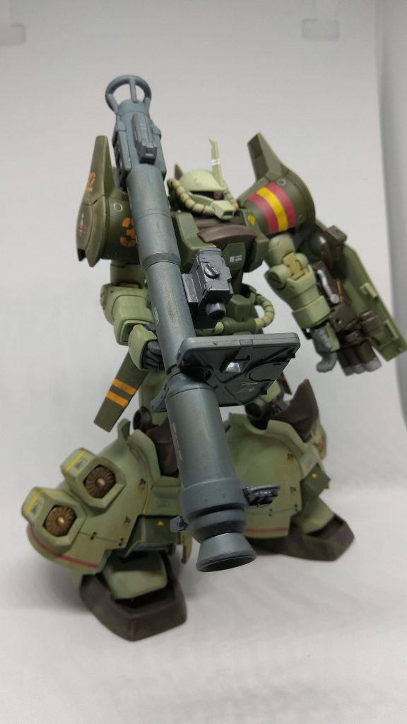 このグフは足も重量感があるので、ドムらしさもあるので、ラケーテンバズをを持たせてみました。