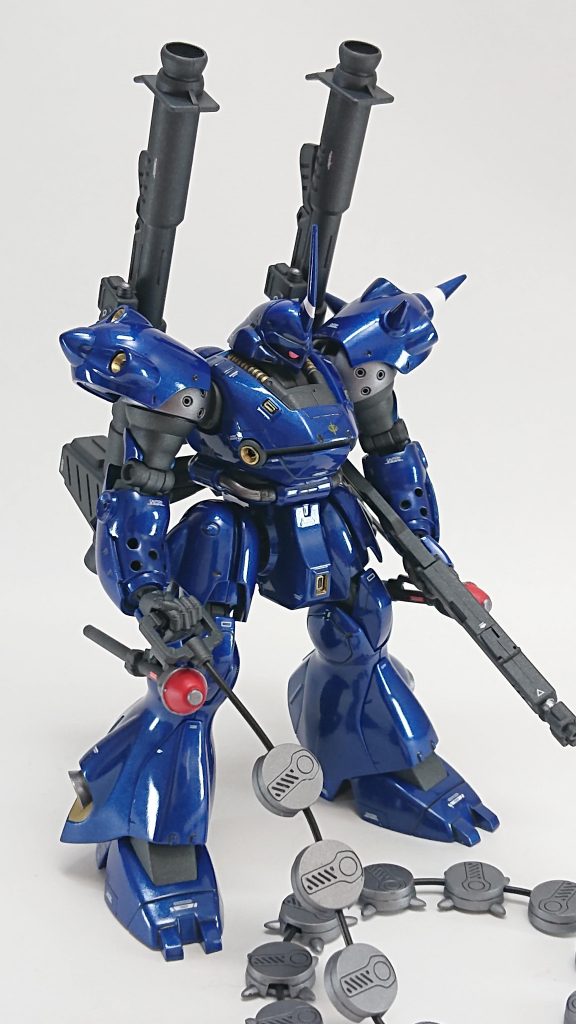 肩のバーニアは後はめ加工に自信が無かったので面倒ですが中身を塗装後に組んで合わせ目消しして、マスキングでカバーして塗装しました。