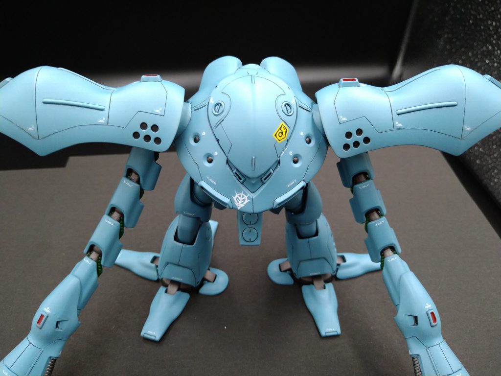 ジオンのデカールの位置が気になりますね