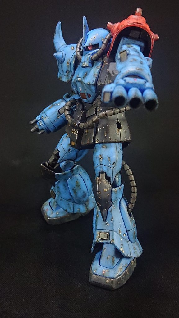 このグフを製作する時は、映画ククルスドアンの島に出てくるドアンのザク的な傷つきながらも戦い続ける孤高の戦士をイメージして作りました。