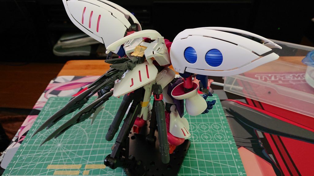 バックパックはTR5。そこにコトブキヤの武器とタンクを増設です。タンクには腕パーツで余った部品を間に入れてワンポイントです。