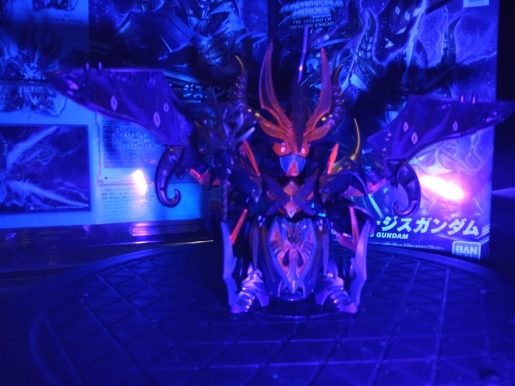 クリアーパーツとお目々は蛍光塗料で光るように