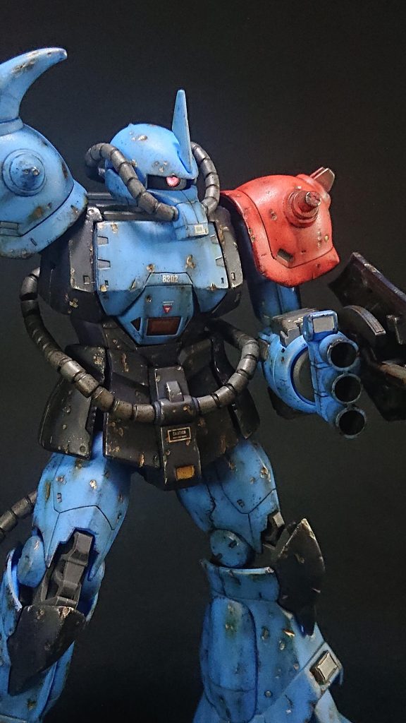 この写真をよく見るとシールドの裏側にヒートホークが装備されています。右手はヒートロッドを、左手はフィンガーバルカンを装備…どう使うのでしょうか？このグフは戦術実証機なので前腕部がアタッチメントで交換可能となっており、ヒートロッドユニットを普通のハンドユニットと入れ替えてヒートホークを使うことが出来ます。 