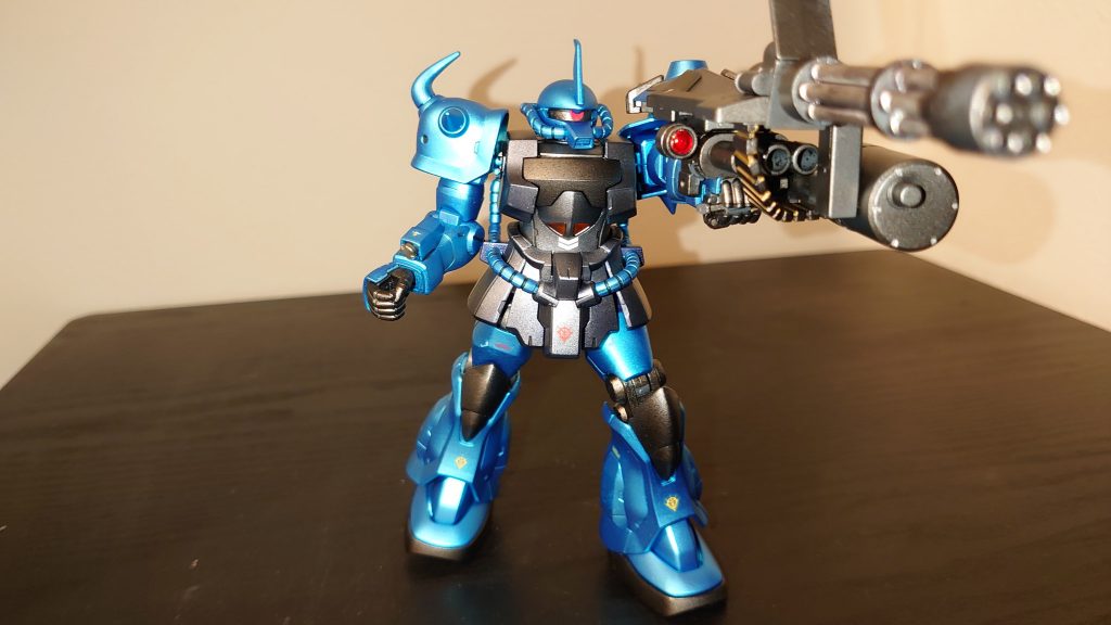 腕の三連装バルカンにはクリアパーツを付けてセンサーっぽく見えるよう改造をしています。これからもガンダムマーカーを使って作品作ろうと思っていますのでよろしくお願いします