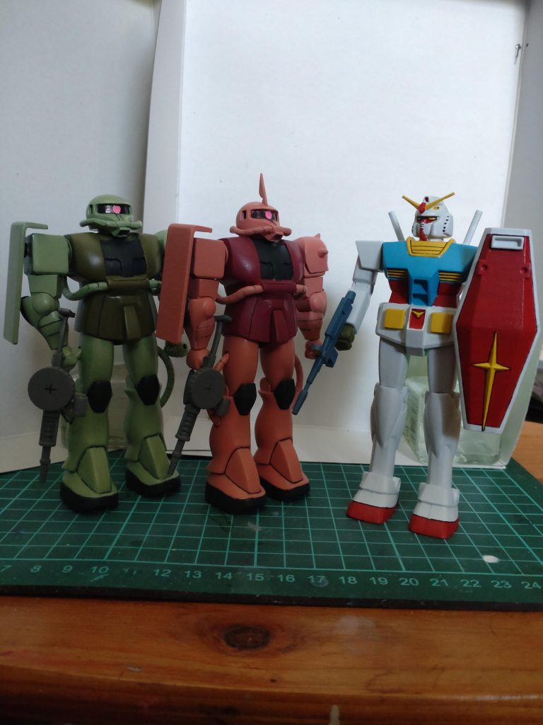 ガンプラ黎明期。当時敵メカは売れないレッテルを貼られてたのか、ザクが立体化されたのはなかなか異例だったらしいですね。