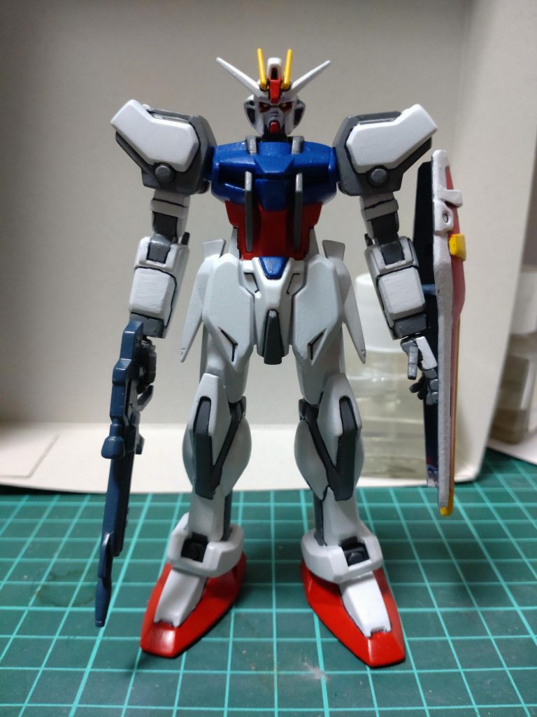 普通にかっこいい。これが300円かぁ。 初代ガンプラRX-78と値段一緒なのがニクイ。顔は顎の赤が長くて馬顔なので、削って短く、アンテナはフラッグを取ってシャープに。