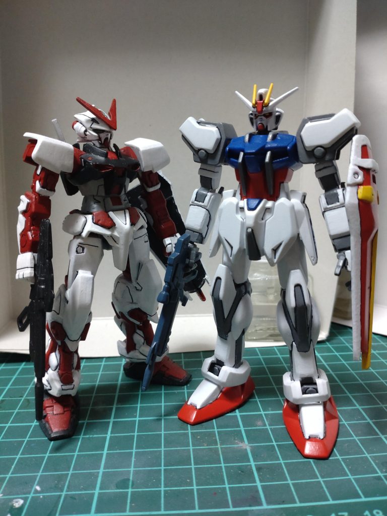 昔作った同シリーズアストレイ。意外にもストライクはシリーズ2弾目。(ナンバーは1、アストレイは0)凄く懐かしくて、童心になって夢中で塗装してました（笑）あの頃には戻れないけど、毎週土曜の夕方はずっと思い出です。