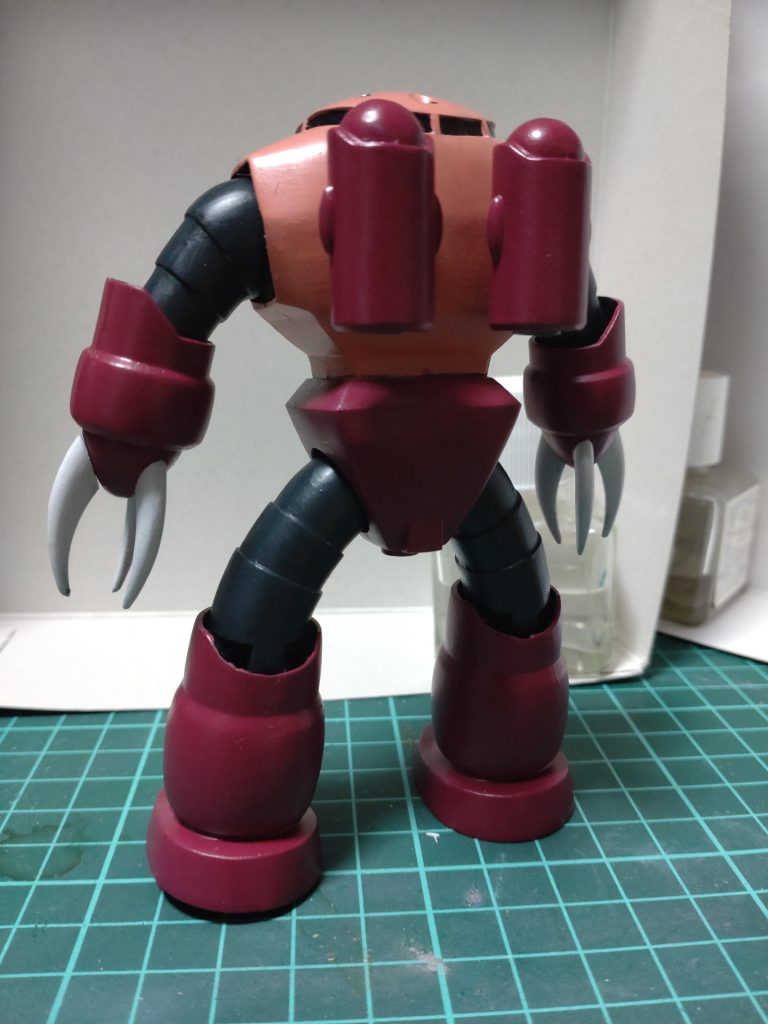 後ろ姿もかっこいい。今回も水性筆塗り全塗装、後ハメ加工。おしりのバーニアは削り取って別パーツに変更。それだけ。