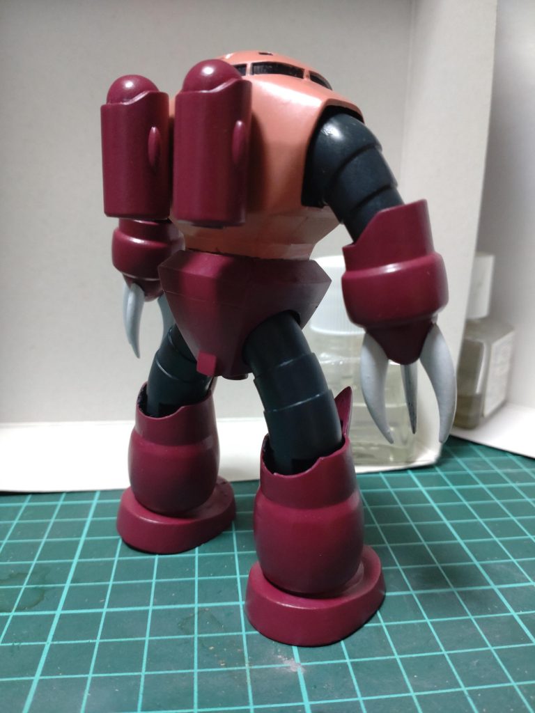 実は量産型のキットなんですが、シャア専用カラーに変更しました。これには理由が…。