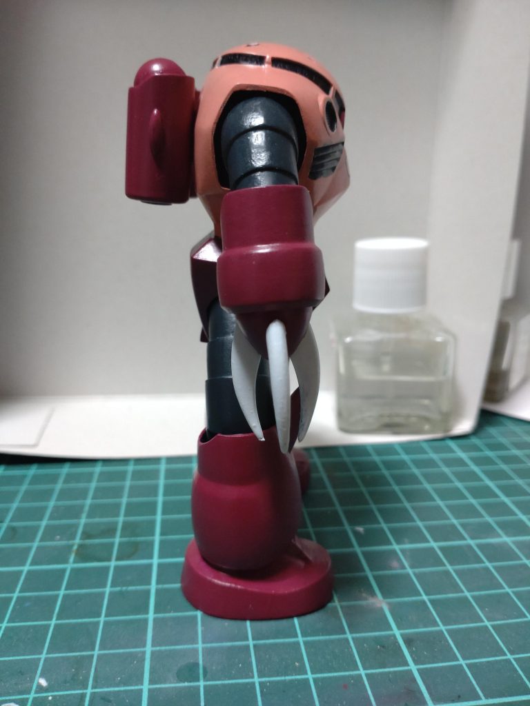 爪は開いた状態と閉じた状態の選択式。基本は棒立ちで飾るので、閉じた状態で作りました。